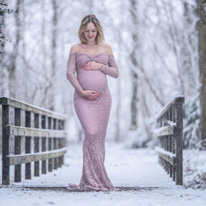 De zwangere Lisanne Hekkema-Keet trotseert de kou voor een fotoshoot in de Poldertuin in Anna Paulowna.