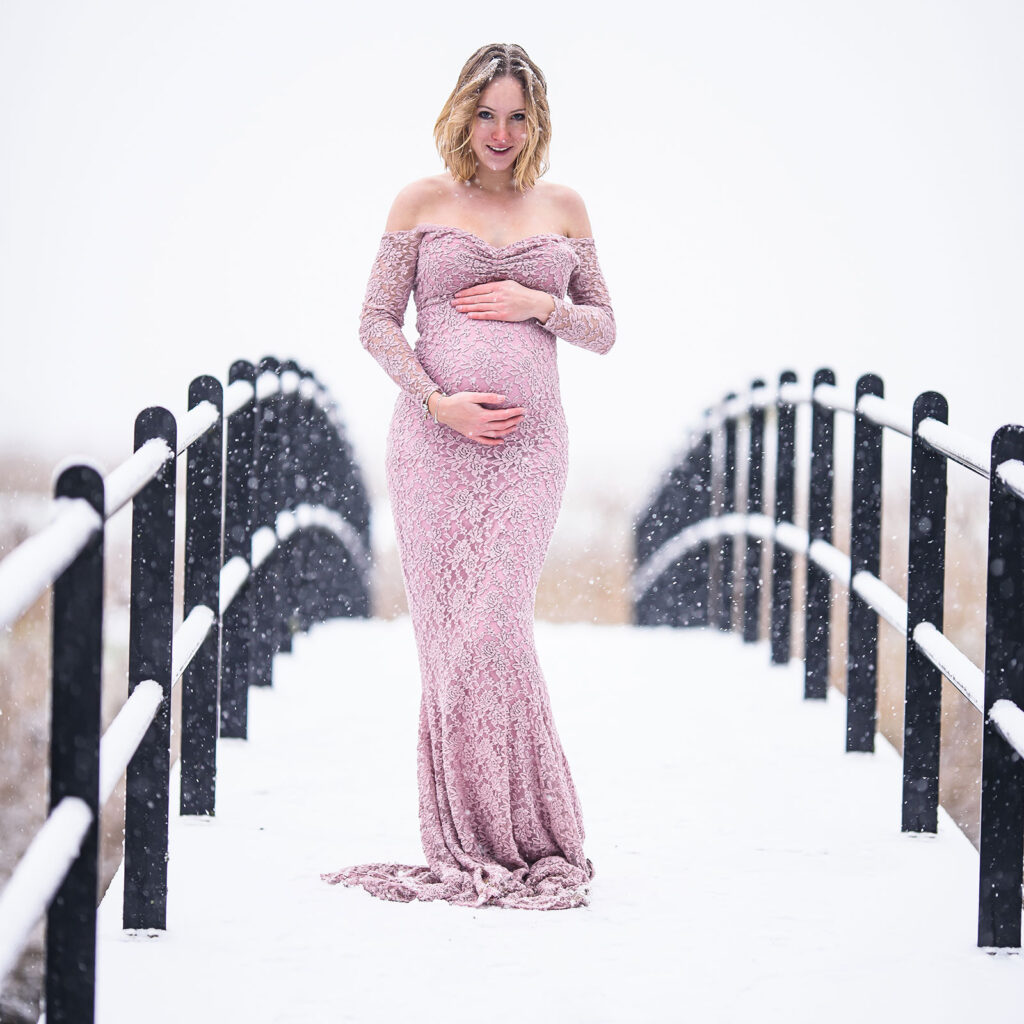 De zwangere Lisanne Hekkema-Keet trotseert de kou voor een fotoshoot in de Poldertuin in Anna Paulowna.